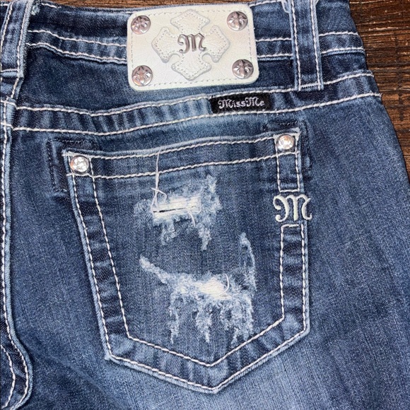 Miss Me Signature Slim Boot Jeans Size 30 Distressed Embroidered Studded - Picture 4 of 10